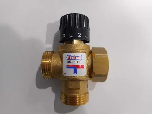 Thermischer Mischer in Messing mit einstellbarem Temperaturregler. Markierung und technische Daten sichtbar, Marke Remeha.